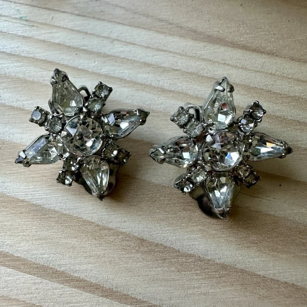 Vintage Kramer Starburst Clip Earrings 1 Inch Clear Crystal‎ Rhinestones Elegant